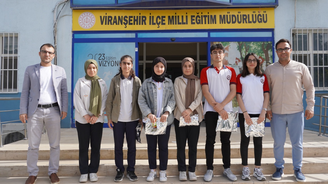 deneme sınavında dereceye giren öğrencilerimiz, Viranşehir İlçe Millî Eğitim Müdürü Sn. Çetin Gören tarafından ödüllendirildi.